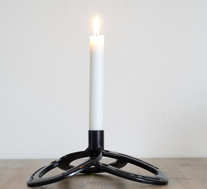 Support de bougie équestre en métal sur trépied, fait main en fer, inspiré du cheval, pour table, décoration rustique, centre de table - Product Image 1