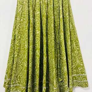 กระโปรงแม็กซี่ผ้าฝ้ายพิมพ์ลายดอกสีเหลือง แต่งผ้าซาตินหลายชั้น พร้อมงานปัก ขอบเอวยางยืด - Product Image 3