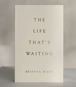 The Life That's Waiting de Brianna Wiest, libro de autoayuda y crecimiento personal en formato de bolsillo. - Product Image 2