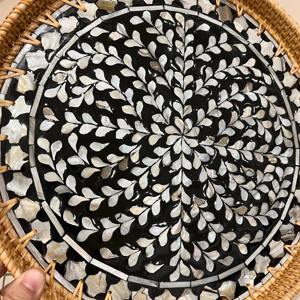 Plateau de service en rotin noir de luxe avec incrustations de nacre, idéal pour une présentation élégante de la table et pour l'accueil des invités. - Product Image 5