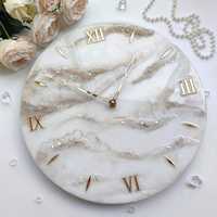 Jam Dinding Resin Kuarsa Art Deco Mewah Desain Geode Marmer Putih Warna Dapat Disesuaikan Jarum Angka Romawi Inlay Kristal Senyap