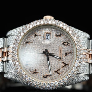 Reloj de Lujo Unisex de Acero Inoxidable con Incrustaciones de Diamantes Moissanite y Cristal de Zafiro, Analógico de Cuarzo con Visualización de Fecha, 41 mm, Botón de Presión - Product Image 3