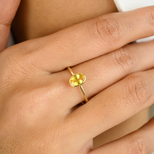 Bague de mariage solitaire en or jaune 14 carats sertie d'un saphir jaune - Product Image 1