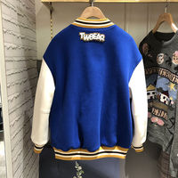 Veste courte de style universitaire pour homme, avec manches en cuir véritable, broderies et patchs chenille personnalisés.