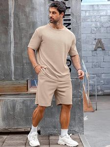 ชุดวอร์มแขนสั้นผู้ชาย เสื้อยืดและกางเกงขาสั้นสำหรับฤดูร้อน ชุดลำลองสองชิ้นทรงโอเวอร์ไซส์ เหมาะสำหรับใส่ในชีวิตประจำวัน ไซส์พลัส ระบายอากาศได้ดี - Product Image 4