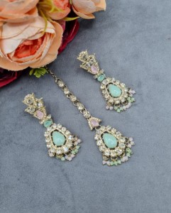 Parure de bijoux ethniques plaqués or antique avec collier, boucles d'oreilles et mangtika en pierre de cristal taille poire, pour occasions festives, vente en gros - Product Image 3