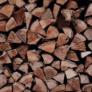 Leña Premium Cortada a Mano para Exportación, Calefacción Interior y Exterior, y Barbacoa, con Alta Energía y Baja Humedad - Product Image 1