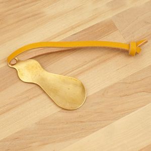 Elegante Calzador de Latón con Acabado Brillante, Ideal para Uso Doméstico y Fácil de Usar Sin Necesidad de Incurrir en la Procedencia de una postura agachada - Product Image 1