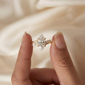 Anillo de compromiso de moissanita con corte marquesa de 1.50 CT, anillo de boda cruzado de oro de 14K, anillo de promesa de cinco piedras para aniversario - Product Image 3