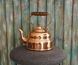 Tetera de cobre vintage hecha a mano con mango de madera para servir té con estilo y decorar el hogar, ideal para decoración del hogar, hoteles y restaurantes. - Product Image 3