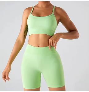 Ensemble de fitness uni pour femmes, vente en gros personnalisée, avec short cycliste à taille élastique et logo frontal et brassière de sport, vêtements de yoga et de sport de haute qualité - Product Image 1