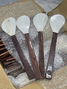 Collection d'ustensiles en coquillages du Vietnam alliant la finesse artisanale avec la vaisselle et les articles cadeaux de style côtier - Product Image 5