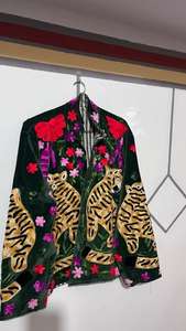 Veste Suzani en velours vert faite à la main, broderie florale tigre, manteau bohème - Product Image 4
