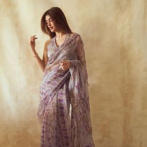 Sari de seda tabby premium con hermoso diseño estampado, bordado con lentejuelas, y trabajo artesanal completo con espejos reales para mujer. - Product Image 2