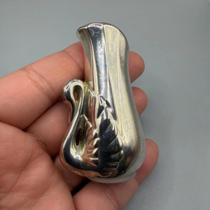 Ensemble décoratif de salière et poivrière en métal argenté, design cygne, de qualité supérieure, pour la maison, la salle à manger et la décoration de table, provenant d'Inde. - Product Image 3