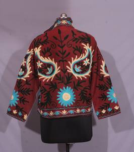 Veste en tissu TNT brodée de fleurs faite à la main – Manteau artisanal pour mariage, fête et occasions festives. - Product Image 4