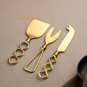 Juego de 3 cuchillos para queso de latón antiguo martillado, hechos a mano, con mango de latón en forma de arco - Product Image 5