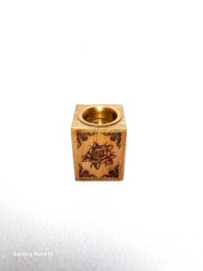 Brûleur d'encens artisanal en bois de manguier écologique avec insert en laiton, style régional arabe, pour usage religieux, toutes saisons - Product Image 4