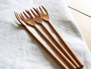 Ensemble d'ustensiles en bois faits à la main avec cuillère ajourée, louche à soupe et cuillère à glace pour la cuisine domestique - Product Image 3