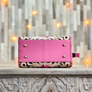 Bolso de Mano de Cuero de Lujo, Diseño Speedy, Color Rosa y Negro a Cuadros, Bordado Floral, Cierre de Cremallera, Diseño Duradero, Patrón de Tablero de Ajedrez Floral - Product Image 4