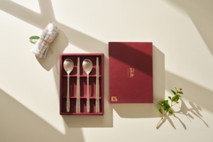 NOBBAN Set di Cucchiai e Bacchette Tradizionali Coreani con Motivo a Fiori di Prugna per Regali Turistici, Patrimonio Culturale Reale - Product Image 4