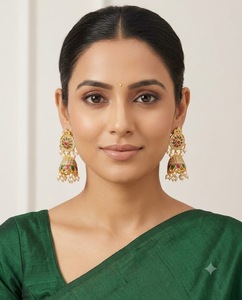 Boucles d'oreilles pendantes Jhumka à motif floral traditionnel pour femmes, avec pompon de perles, bijoux de mariage et de mariée, plaqué or, vente en gros - Product Image 2