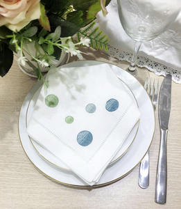 Serviettes de table en coton brodées sur mesure avec points, serviettes de table en tissu à ourlet festonné pour événements domestiques et mariages - Product Image 1