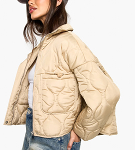 Chaqueta Acolchada Beige para Mujer con Logotipo Personalizado, Cuello Alto, Cierre de Cremallera, Chaqueta Abrigada de Invierno con Logotipo Frontal - Product Image 4