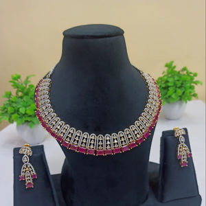 Ensemble collier et boucles d'oreilles de mariage classique imitation luxe pour femmes - Product Image 1