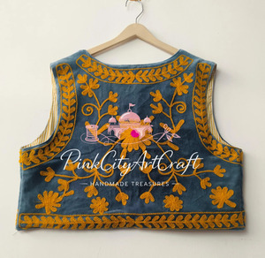 Chaleco Corto Bordado Bohemio Tradicional de Terciopelo Azul para Mujer, Hecho a Mano, Cálido para Invierno, Relleno de Algodón, Cierre con Botones - Product Image 4