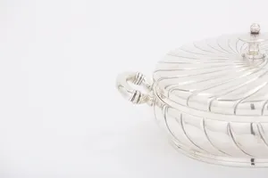 Elegante Cacerola de Acero con Tapa |   Acabado Liso para Comedores de Lujo y Configuraciones de Buffet - Product Image 3