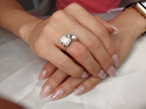 Anillo de compromiso Toi et Moi de moissanita de 4 CT, corte pera y radiante, en oro blanco de 14K, anillo de compromiso de moissanita con corte elegante, moissanita - Product Image 2