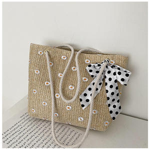 Afronta tu día laboral con energía con este moderno bolso de hilo natural diseñado con margaritas bordadas y correas de cuerda resistentes. - Product Image 4