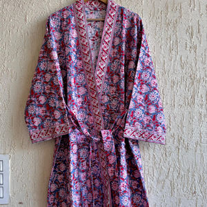 Peignoir gaufré violet imprimé à la main Knnotted Earth pour femme, en coton de luxe, antimicrobien, doux, séchage rapide, unisexe, pour la plage - Product Image 1