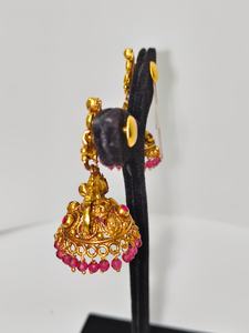 Boucles d'oreilles Jhumka en or massif 22 carats, style antique, motif Lakshmi, faites à la main, avec émeraudes vertes et perles naturelles - Product Image 3