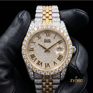 Reloj de Lujo con Incrustaciones de Moissanita para Hombre, Personalizado en Dos Tonos de Oro, Acero Inoxidable, con Diamantes y Números Romanos - Product Image 4