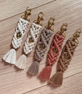Llavero Boho de Macramé EL CLASICO OVERSEAS Personalizado, Hecho a Mano con Cuerda de Algodón Ecológica, Varios Tamaños para Bolsos y Llaves de Coche - Product Image 1