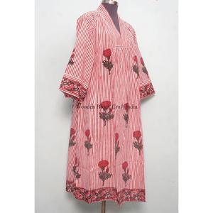 Robe décontractée mi-longue trapèze pour femme, faite main, moderne, col en V, imprimé floral au bloc, en coton écologique, respirante et lavable - Product Image 4