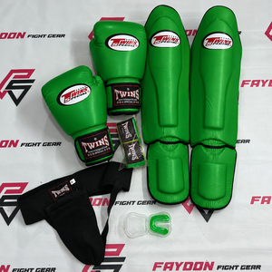 Set de Equipo de Boxeo Twins Gold con Guantes, Protectores de Espinillas, Protector Inguinal y Protector Bucal - Product Image 2