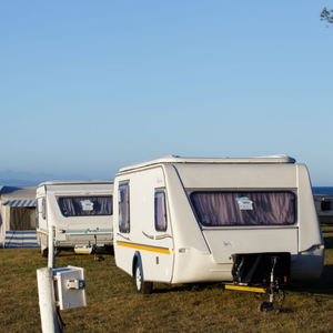 Caravana Moderna Amueblada para Viajes por Carretera, Vida al Aire Libre y Vacaciones - Product Image 1