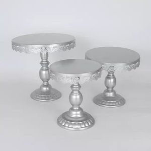 Support à gâteau décoratif en métal de style vintage pour la présentation des desserts de mariage avec un design de piédestal élégant - Product Image 6