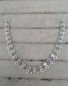 Parure de bijoux AD : Exquise motif de cerceau de perles répétitif, maillons incurvés, accents de pierres ovales et boucles d'oreilles pendantes assorties - Fournisseur - Product Image 3