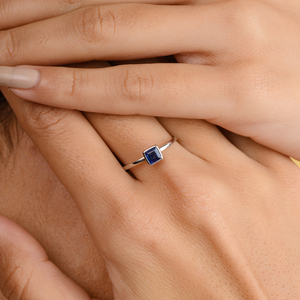 Bague de mariage solitaire carrée en or blanc 18 carats et platine avec saphir bleu - Product Image 1