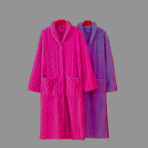 Peignoir Relax Fit avec logo brodé, peignoir en coton de qualité supérieure pour le spa, le bien-être et le confort intérieur - Product Image 6