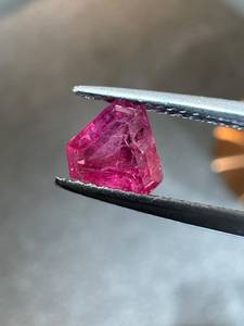 Spinelle rose naturelle de Mahenge, taille fantaisie trion, 1,11 carat, pierre précieuse facettée lâche avec jeu de couleurs, provenant de Tanzanie, pour la fabrication de bijoux - Product Image 5