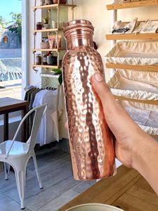 Botella de cobre para almacenar agua antes de dormir, que apoya el hábito de hidratación nocturna con un contenedor metálico seguro y natural. - Product Image 3