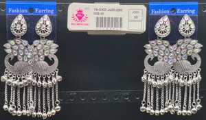 Boucles d'oreilles en argent inspirées du paon, avec un design de plumes orné, pierres irisées, chaînes pendantes, perles métalliques, ethniques, traditionnelles - Product Image 2