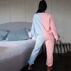 Conjunto Deportivo Completo para Mujer, Sudadera Corta con Capucha, Color Negro, Felpa, y Pantalones Deportivos - Product Image 4