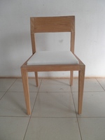 Chaise de salle à manger de style bistrot moderne avec structure en teck massif et siège rembourré pour appartement et hôtel, aucun assemblage requis