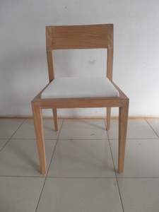 Chaise de salle à manger de style bistrot avec structure en teck massif et siège rembourré pour usage domestique - Product Image 3